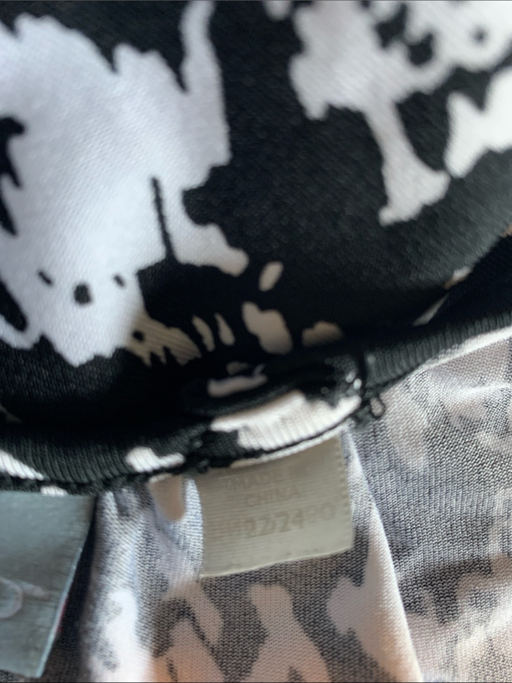 Avenue Studio Black and White Abstract Print V-Neck Top - Picture 8 of 10